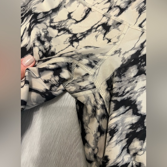 Lululemon Black/Grey/Tan Shibori Tie Diamond Dye Crop Wunder Under Marble Size 6 - Picture 2 of 5